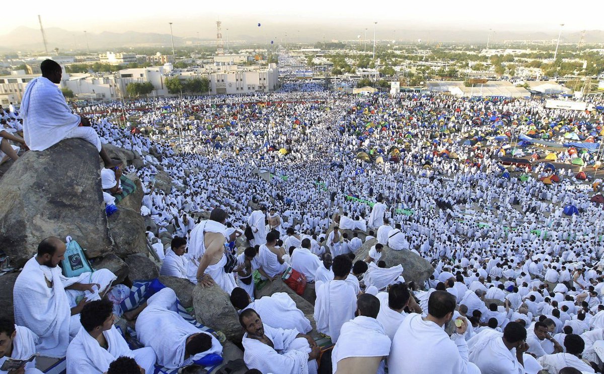 0aabb790's tweet photo. #يوم_عرفه
#عرفات

اختلفت أوطانهم  وتنوعت أمانيهم  وتفاوتت حاجاتهم  وتظل البوصلة واحدة باتجاه السماء والقلوب عامرة خاشعة  راجية رحمة رب واحد  ينزل من عرشه  ليسمع أمانينا الخائفة دعواتنا الملحة 
وأحلامنا الصغيرة 
اللهم حفنا وحفهم برحمتك وعفوك❤️ https://t.co/YyJNIIl5nB