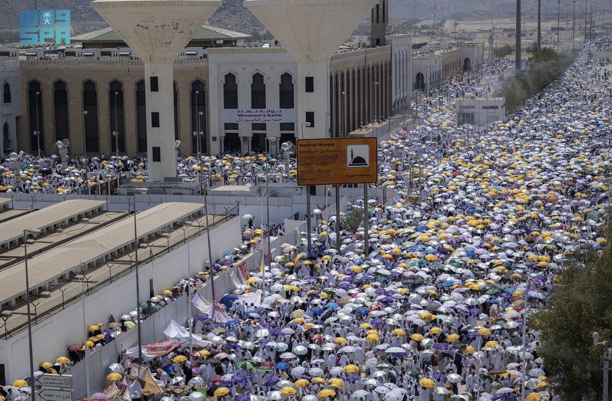 0aabb790's tweet photo. #يوم_عرفه
#عرفات

اختلفت أوطانهم  وتنوعت أمانيهم  وتفاوتت حاجاتهم  وتظل البوصلة واحدة باتجاه السماء والقلوب عامرة خاشعة  راجية رحمة رب واحد  ينزل من عرشه  ليسمع أمانينا الخائفة دعواتنا الملحة 
وأحلامنا الصغيرة 
اللهم حفنا وحفهم برحمتك وعفوك❤️ https://t.co/YyJNIIl5nB