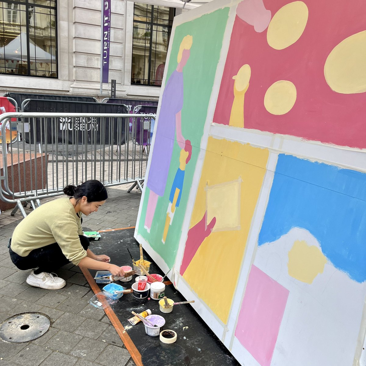 ExRdFestival's tweet image. #PAINTLAB is in full swing on Exhibition Road! Come meet ten amazing artists creating works of art live over #ExrdFest weekend inspired by @imperialcollege research!