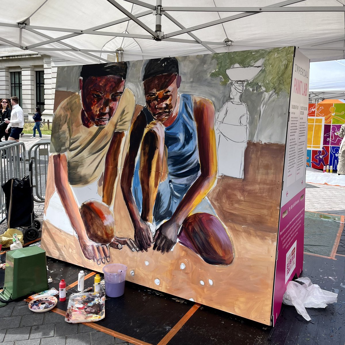 ExRdFestival's tweet image. #PAINTLAB is in full swing on Exhibition Road! Come meet ten amazing artists creating works of art live over #ExrdFest weekend inspired by @imperialcollege research!