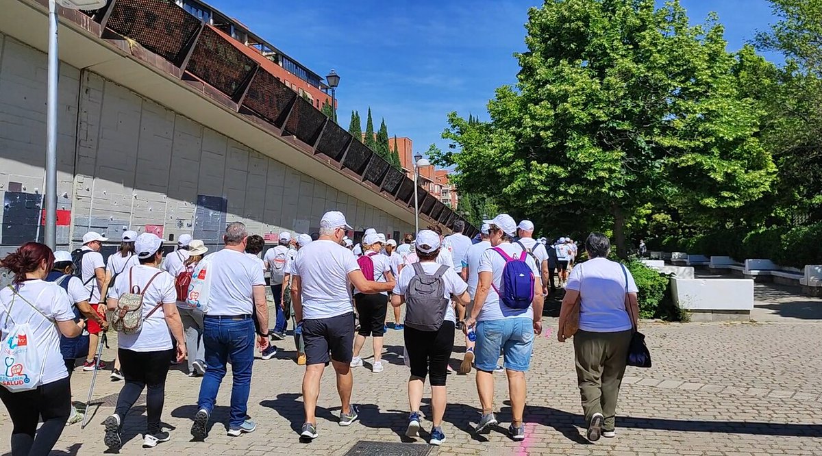 SaludMadrid's tweet photo. 🏃🏻‍♀️La @ComunidadMadrid celebra la IV Marcha saludable de Atención Primaria.

👉 Con alrededor de 800 inscripciones, pacientes y profesionales de los Centros de Salud caminaron juntos durante cinco kilómetros.

+Info: https://t.co/5e3nG6IrOK https://t.co/oYadIqc9hm