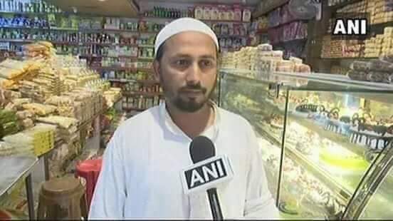 Pushpendra8454's tweet photo. @Sudanshutrivedi क्या सभी लोग ऐसा नहीं कर सकते 
बकरीद के नाम पर लाखों बेजुबानों की हत्या नही होती
लखनऊ में एक भाई ने इस बक़रीद ��र बकरे की जगह बकरे की फ़ोटो लगा केक काटने का फ़ैसला किया है।

ताकि, आस्था के नाम पर बेज़ुबानो की हत्या को रोका जा सके, इस भाई को ❤️ से सलाम है https://t.co/DA7ApVvjlc