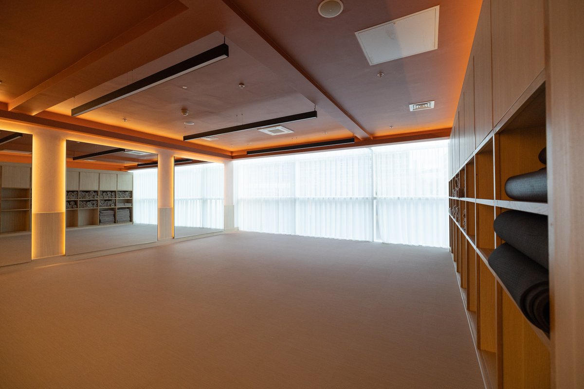 Did you know that our beautiful studio is available for private rental? Offering a safe, comforting, and functional space. With the ability to choose add-ons such as treatments, brunch, AV equipment and even a yoga teacher.

thelowryhotel.com/retreat/hire-r…