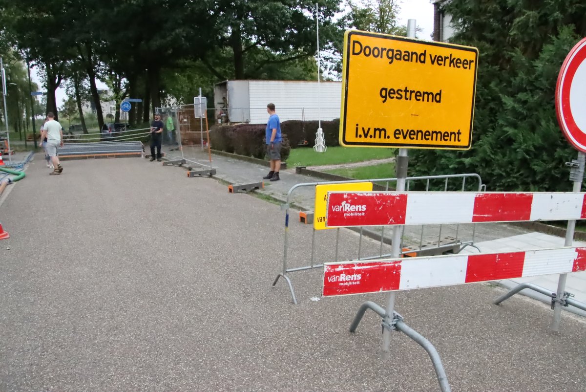 bouwdorp's tweet photo. OPHALEN BOUWDORPKAARTEN IS OP ZATERDAG 29 JUNI VAN 13.30 UUR TOT 16.00 UUR. VRIJWILLIGFERS KUNNEN ZICH NOG STEEDS AANMELDEN. https://t.co/U8MMfe5FvE