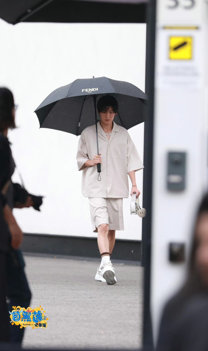 Timeless_9Up's tweet photo. แอคนี้ถ่ายสวยอะ

RenMeguro x FENDI in Italy 

#目黒蓮 #RenMeguro 
#FendiSS25 #FENDI #フェンディ
#FENDIxRenMeguro https://t.co/Nsi2Z1xt0X