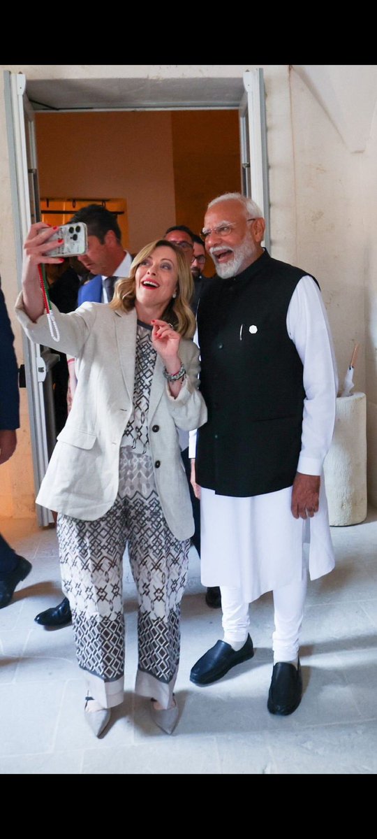 SonuGup90911518's tweet image. If trolling the trolls is an art, the duo are artists😄

#Modi03 #G72024 #Badrinath 
#भजनलाल_शर्मा_इस्तीफा_दो #Petrol