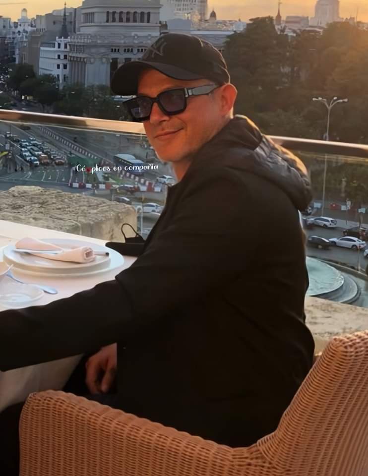 Hoy te miro y siento mil cosas a la vez... 
<a href="/AlejandroSanz/">Alejandro Sanz</a>

 #AlejandroSanz
#BuenSábado