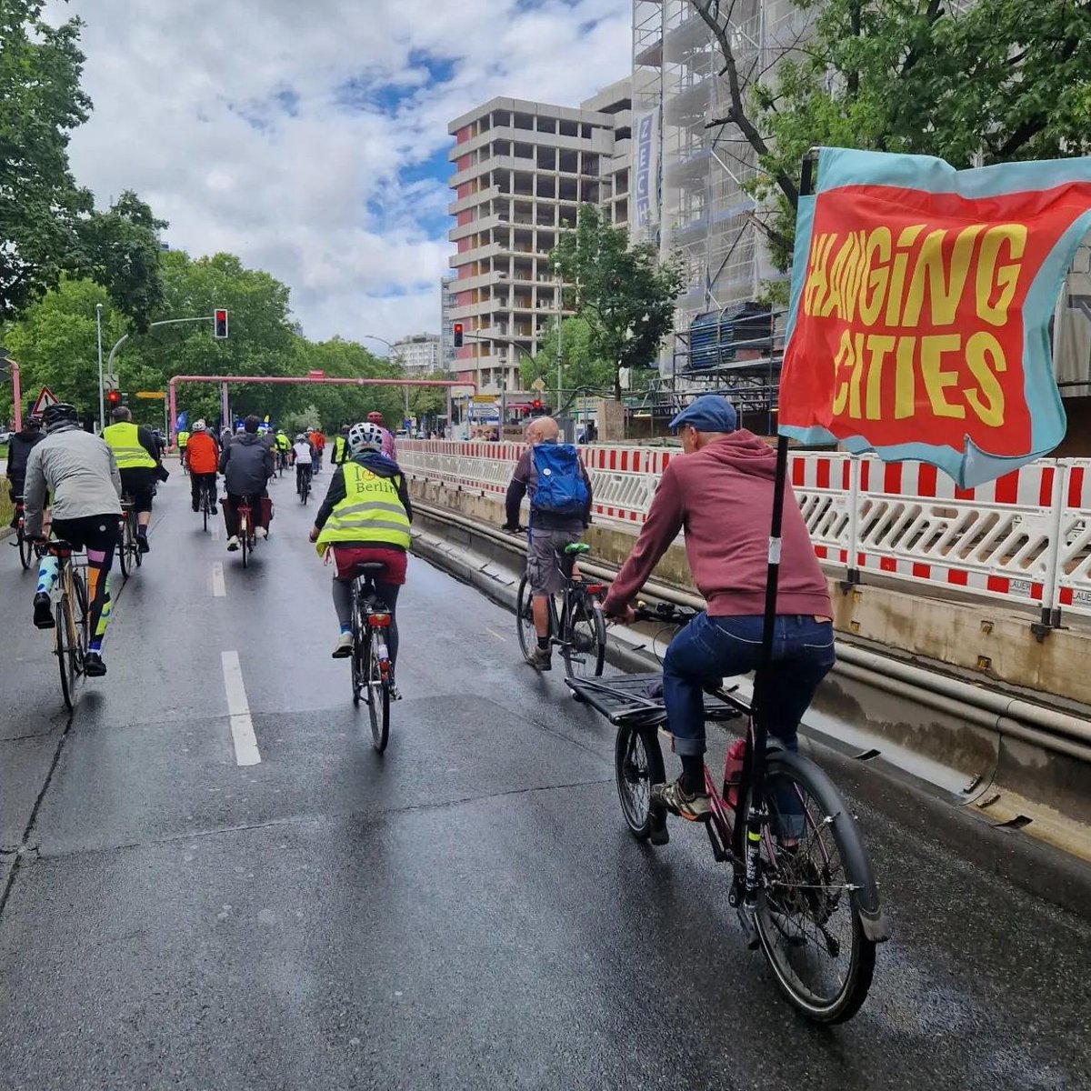 Sie läuft, die #Radparade! 10 Runden radeln wir gemeinsam für #Tempo30 - über 30 Stunden. 
Sehen wir uns Sonntag nach Sonnenaufgang um 6 bei der <a href="/CCitiesOrg/">Changing Cities e.V.</a> - Runde?
Alle Infos hier radparade.berlin