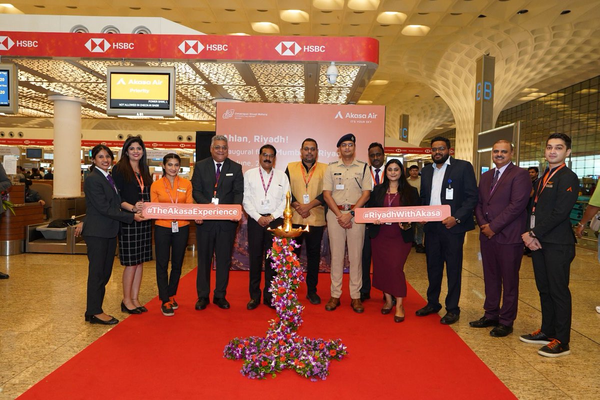 shukla_tarun's tweet photo. New :

- @AkasaAir begins Riyadh flights from Mumbai

- CCO Praveen Iyer flags off the maiden flight @CSMIA_Official 

✈️ https://t.co/Amxe7QLO5k