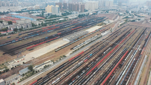 ChinaRailways's tweet image. The Zhengzhoubei Railway Station, known as the "freight train supermarket, dispatches a train every three minutes, running 24 hours a day without interruption. #ChinaRailway #RailwayTime