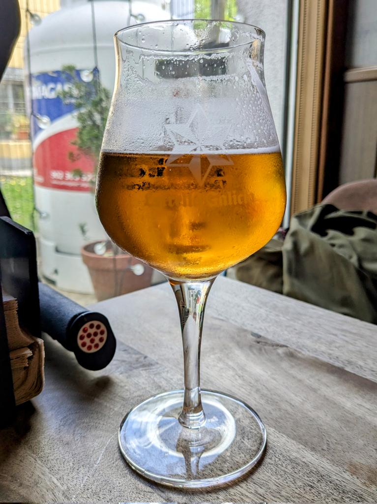 So as part of Estrella Galicia's marketing push in the UK I think they should start serving half pints in this glassware and a viral campaign of splitting the star.