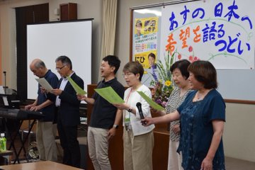 『青い空は』『上を向いて歩こう』などをみんなで合唱