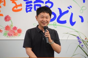 講演をする大平。
