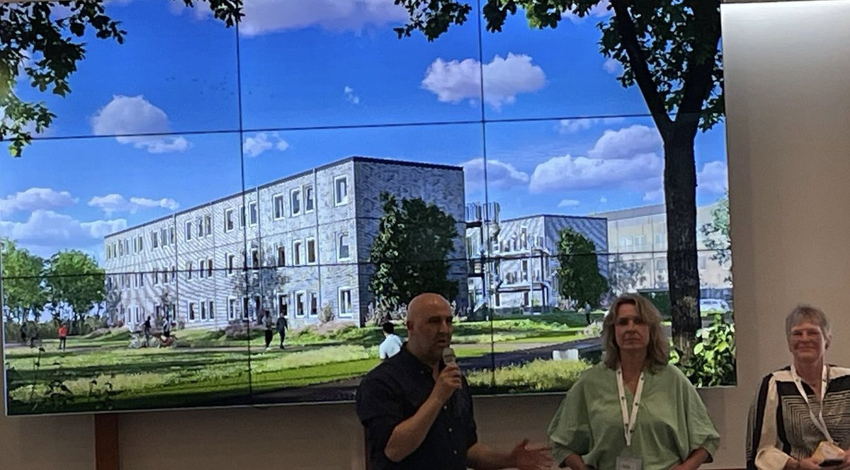 HildedeGroot1's tweet photo. Deze week was de eerste bewonersavond voor de flexwoningen. Het doel was om kennis te maken met elkaar en praktische vragen te stellen. Voor een enkeling is de ‘sleutelman’ nog gebeld zodat ze hun huisje konden bezichtigen. Fijn om zoveel blije gezichten te zien. https://t.co/e3Y10ab3VS