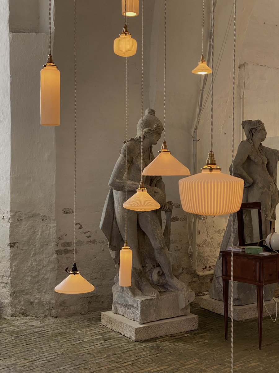 ononaoki's tweet image. スウェーデン拠点の日本人が運営するブランドJapan Formの展示。陶磁器作家の飛松弘隆による照明を海外向けに発信。50以上のブランドが集まるイベントDDcatedの一区画。この会場も個性的。400年前に建てられた元醸造所で現在は博物館。内部には大量の銅像が。

#3daysofdesign レポ14