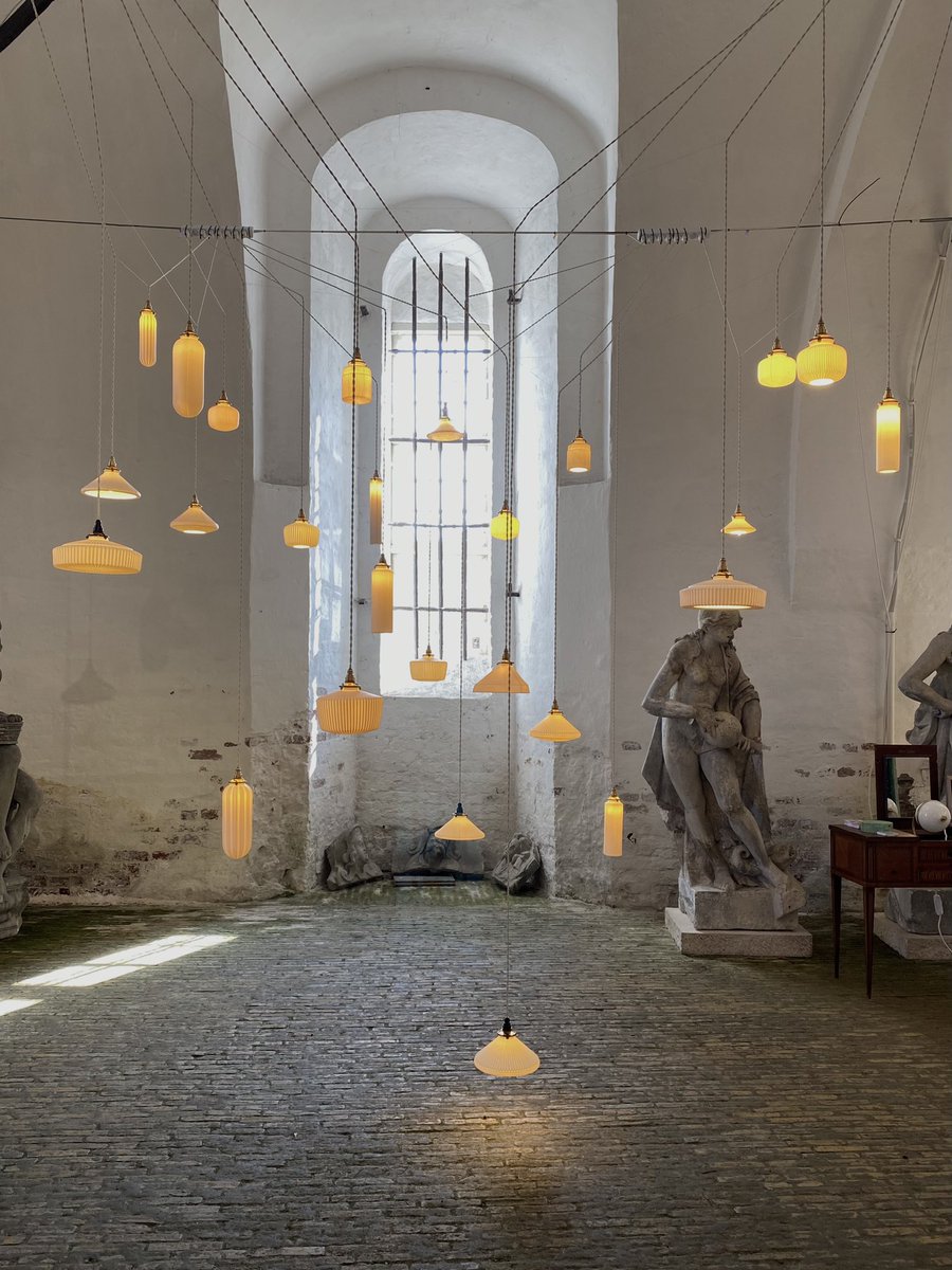 ononaoki's tweet image. スウェーデン拠点の日本人が運営するブランドJapan Formの展示。陶磁器作家の飛松弘隆による照明を海外向けに発信。50以上のブランドが集まるイベントDDcatedの一区画。この会場も個性的。400年前に建てられた元醸造所で現在は博物館。内部には大量の銅像が。

#3daysofdesign レポ14