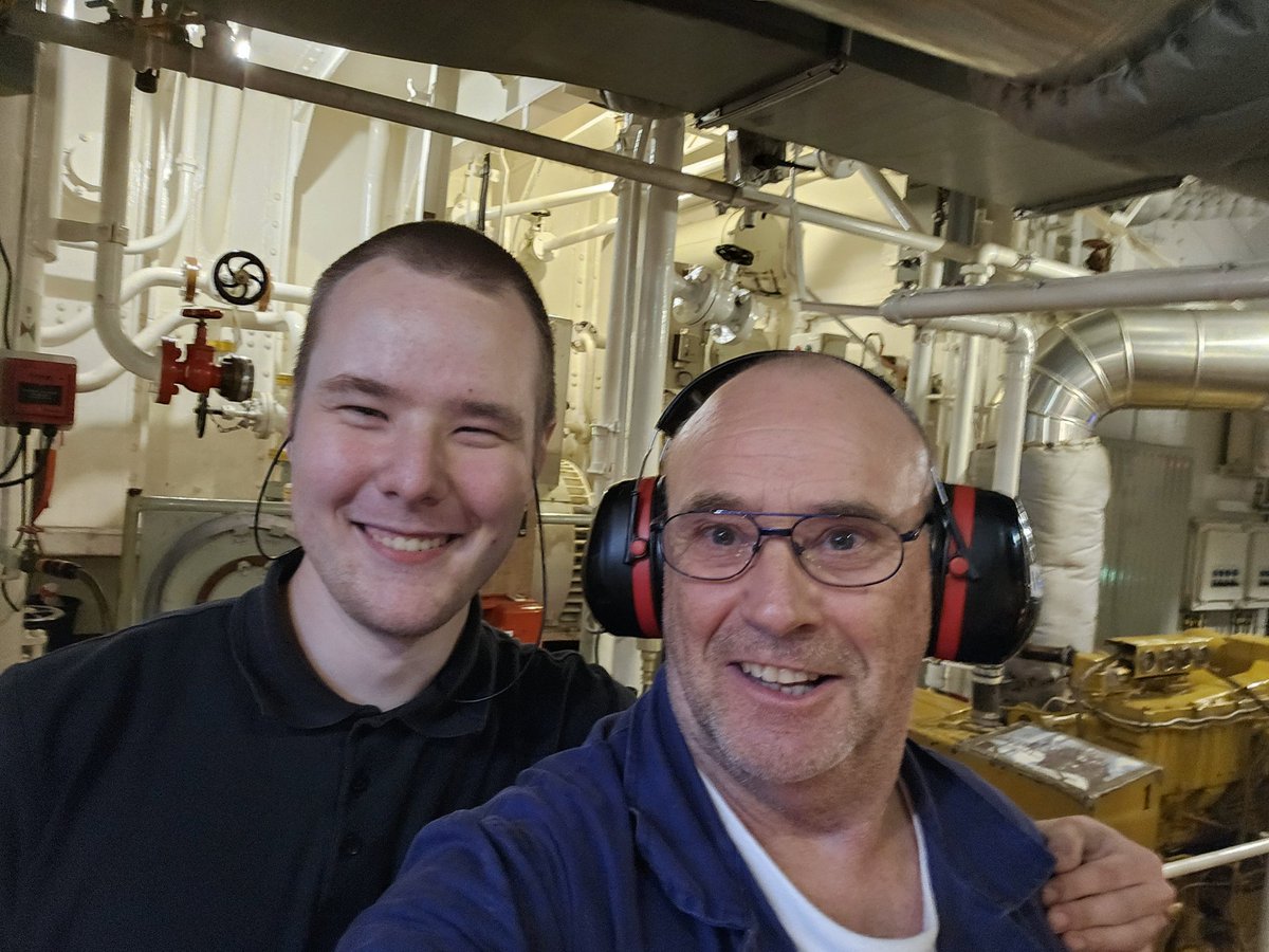 Op wacht met Lars op de <a href="/elbe1959/">Zeesleper Elbe</a> . Wij zijn vandaag de jongste machinisten dus zijn wij #teamsnotneus