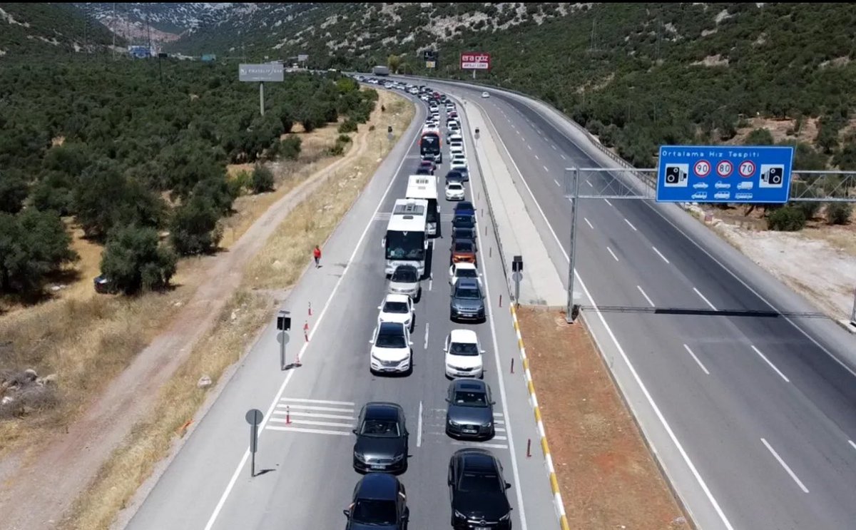 Antalya girişinde 5 kilometrelik bayram kuyruğu.