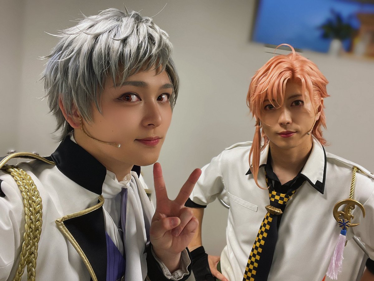 mahiro_sugisaki's tweet photo. 本日もご来場ありがとうございます📗

明日はいよいよ千秋楽！！
京都に繋げられる公演にすべく明日も戦います⚔️

高村光太郎役の勇歩くんと✨️
石川さんにお金返して貰えますように 💸

#文劇7 https://t.co/fJp1nPBsBT