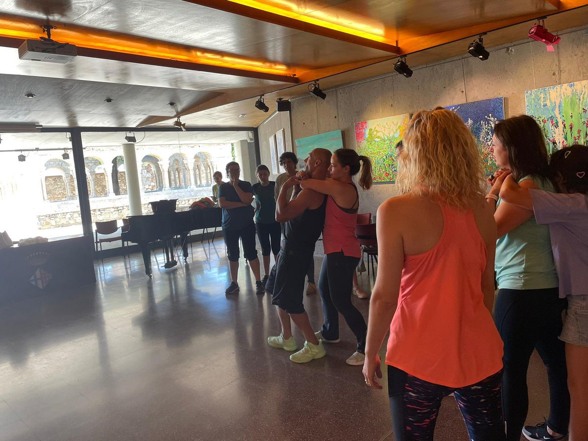 👩🏻 15 dones de Peralada participen al taller de defensa personal, impartit per Òscar Mesonero del Gimnàs FitFigueres.