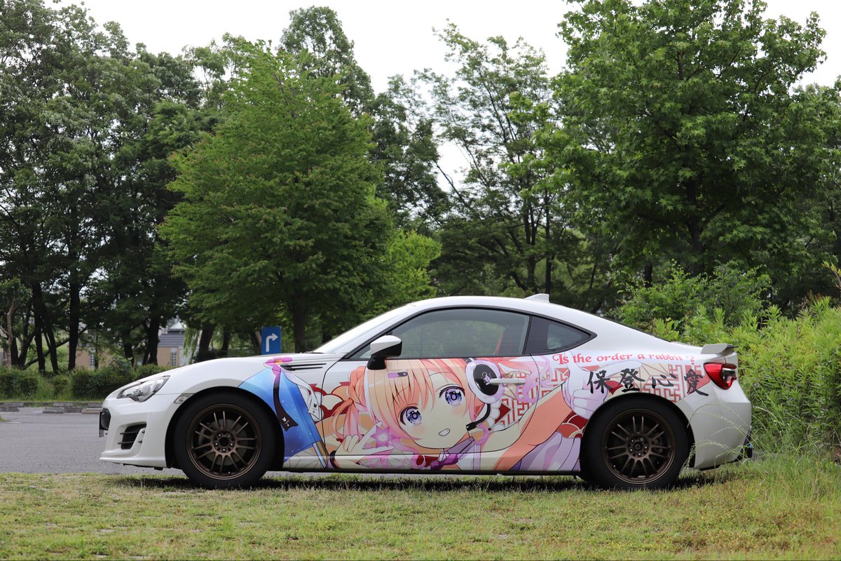 BRZを痛車化しました。 夫婦それぞれの推しをそれぞれの座席側に貼り