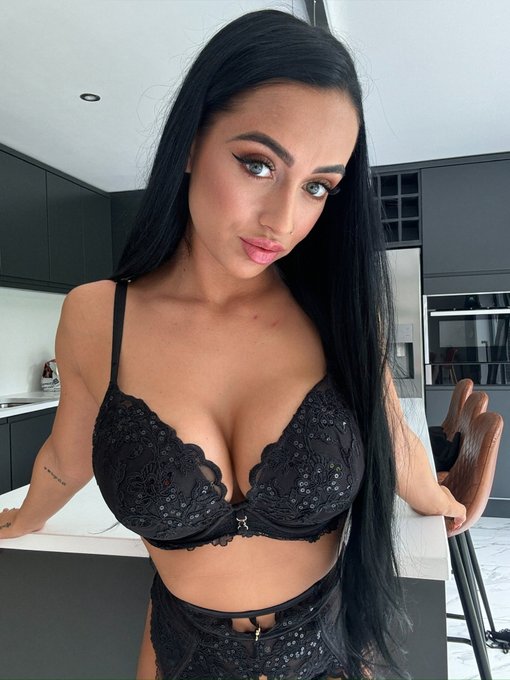 Happy Saturday 🖤 https://t.co/3wU6tEI61e