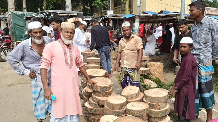 ঈদে চরভদ্রাসনে মাংস কাটার কাঠের খাইট্টা বিক্রি বেড়েছে