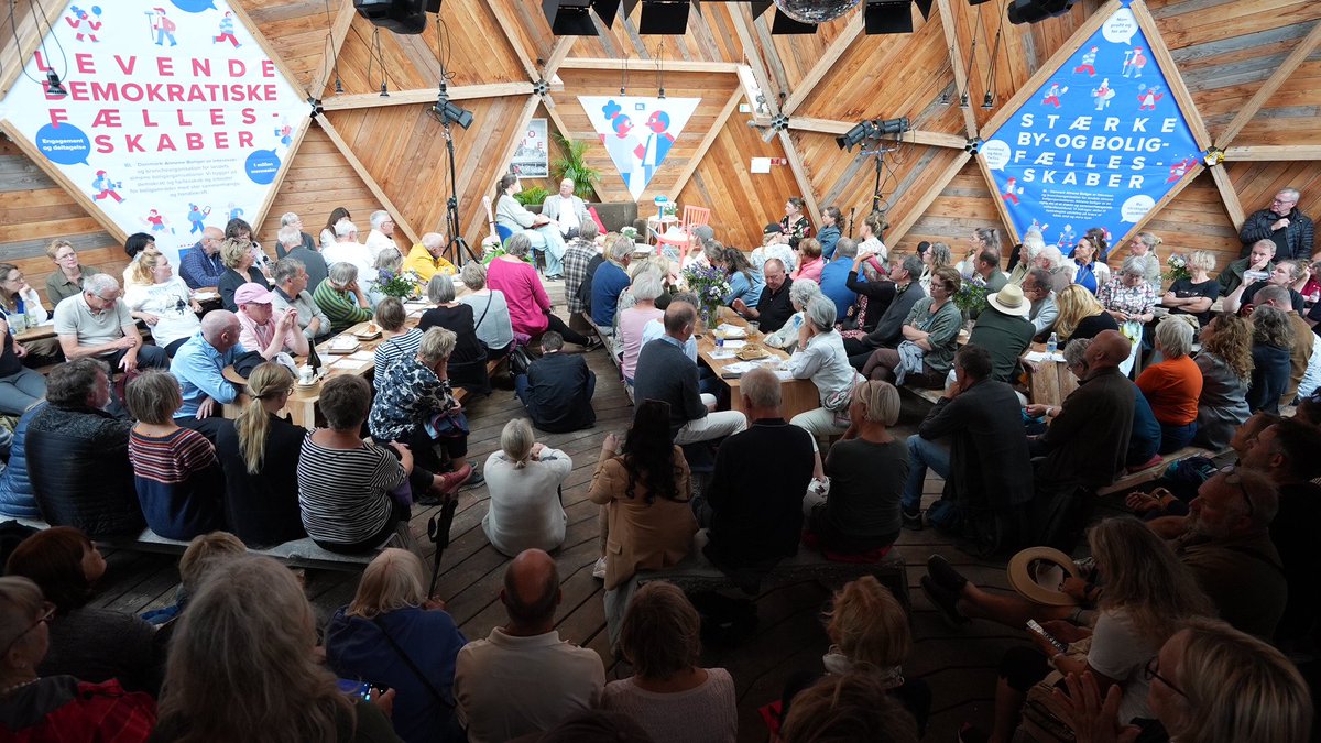 BL - Danmarks Almene Boliger (@almeneboliger) on Twitter photo Domen er proppet til bristepunktet med publikum, der er kommet for at høre <a href="/GertrudKBH/">Gertrud Højlund</a> tale med Tor Nørretranders m.fl. om demokratiet 🗣️ Domen er proppet til bristepunktet med publikum, der er kommet for at høre <a href="/GertrudKBH/">Gertrud Højlund</a> tale med Tor Nørretranders m.fl. om demokratiet 🗣️