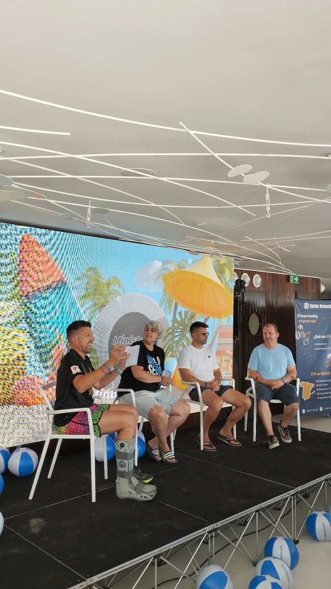 Tenemos aquí a <a href="/MinisterioSeo/">Ministerio SEO</a> en el #sob24 con <a href="/akemola/">Sergio Simarro</a> <a href="/Lu1sma/">Luis M. Villanueva</a> <a href="/mjcachon/">MJ Cachón</a> e <a href="/ikhuerta/">Iñaki Huerta 🦑/📊/🔝</a>