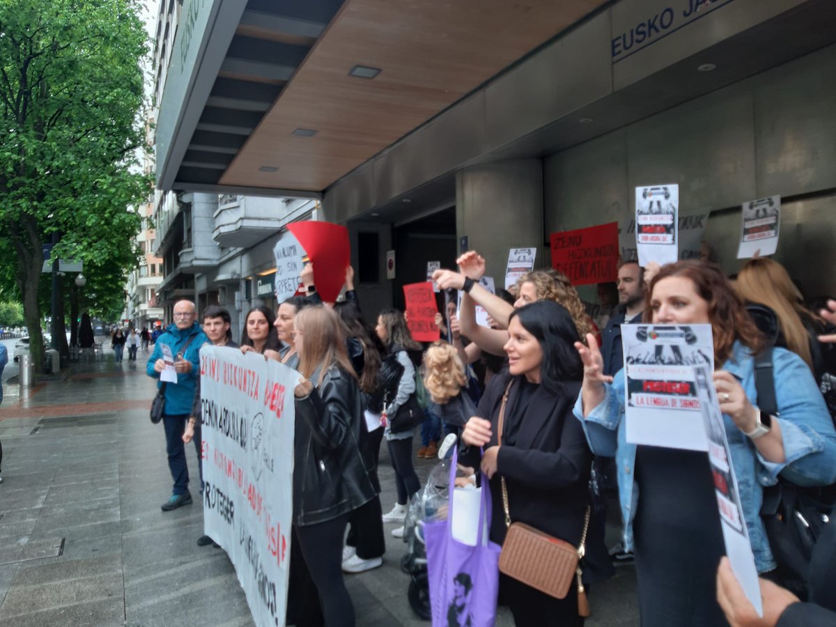 STEILAS_'s tweet photo. Atzo, Zeinu-hizkuntzaren egun nazionalean, ESHIEk deitutako mobilizazioetan izan ginen, Hezkuntza Sailak hartutako erabakiak salatzeko.

📢 Zeinu-hizkuntza babestea eragile guztien erantzukizuna da, baita erakundeena ere! https://t.co/MeL2PLCMgm