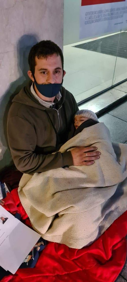 Angel y  familia están en la calle.Tiene su currículum junto al bebito de 5 meses Llorando cuenta que es albañil y mecánico. No consigue trabajo.
Ayudemos viralizando!!
 no quiere bajar los brazos!!
Para alrededor de las 17hs en Libertador y Cavia, en la puerta del HSBC.