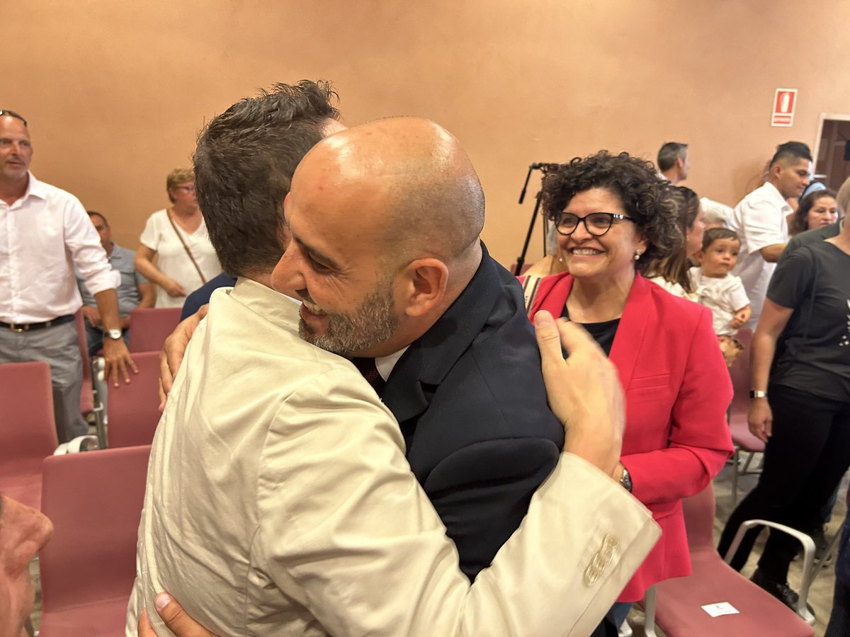 rvinualestgn's tweet photo. Quina sort té Torredembarra de tenir un alcalde com el @valepinolara 🌹

Enhorabona, company, gaudeix molt d'aquesta experiència i lluita i treballa per millorar la qualitat de vida dels veïns i veïnes. https://t.co/casJqGVY4D