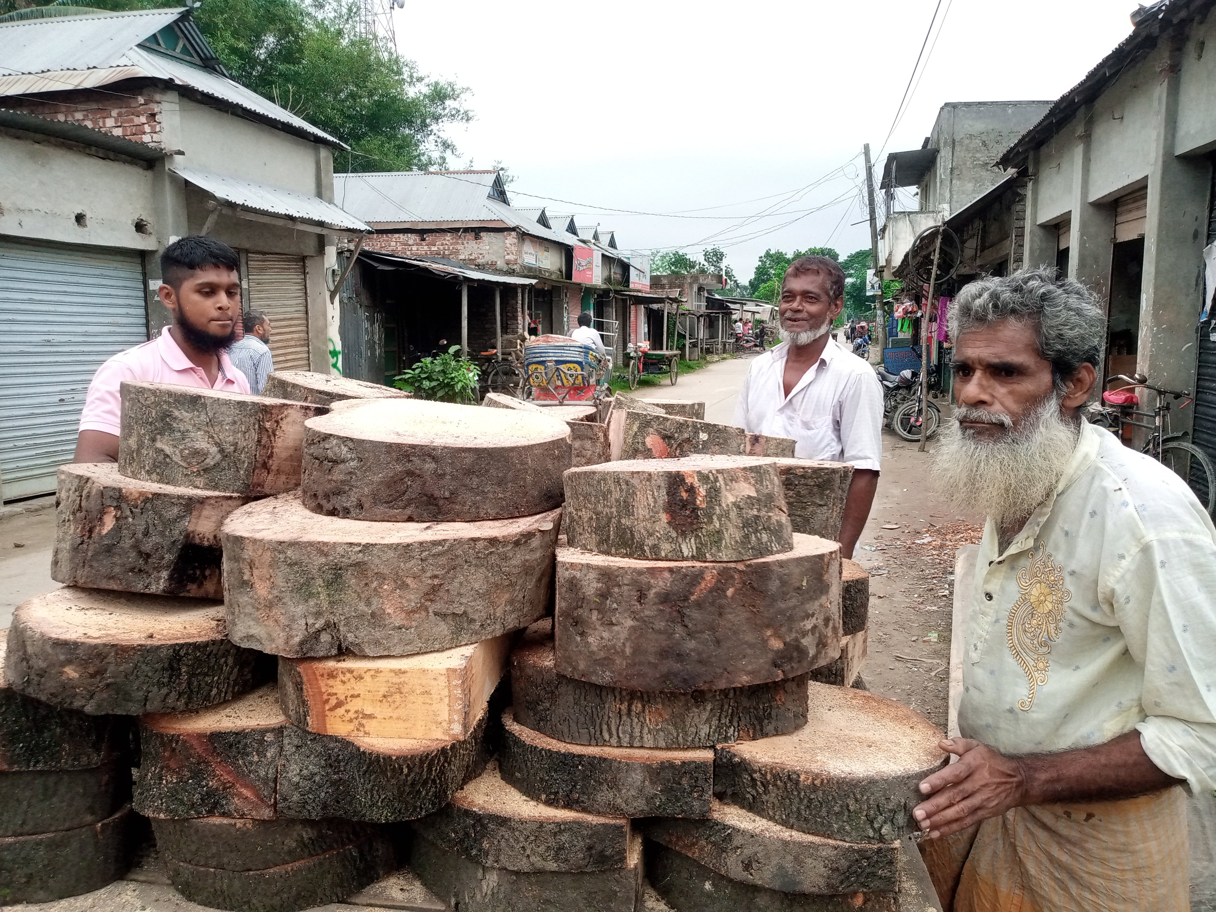 ঈদের আগে খাটিয়া ব্যবসায়ীদের ব্যস্ততা