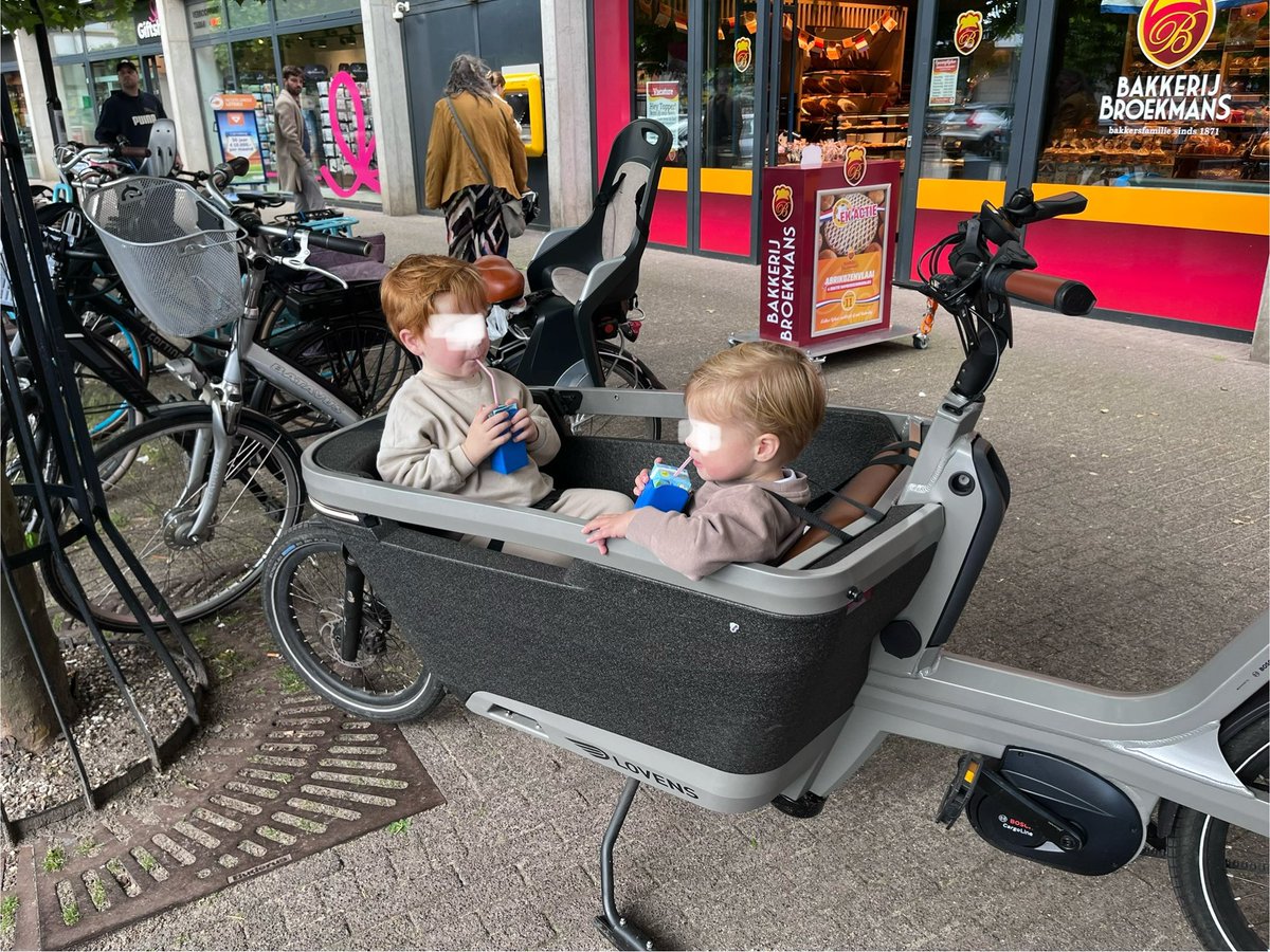A very common sight in the Netherlands 🇳🇱 is a #cargobike (#bakfiets). We use ours for moving our boys around town. Today it’s time for gymnastics, getting some bread at the bakery and some other small things. Never stuck in traffic and easy parking! Really love ours! #cycling