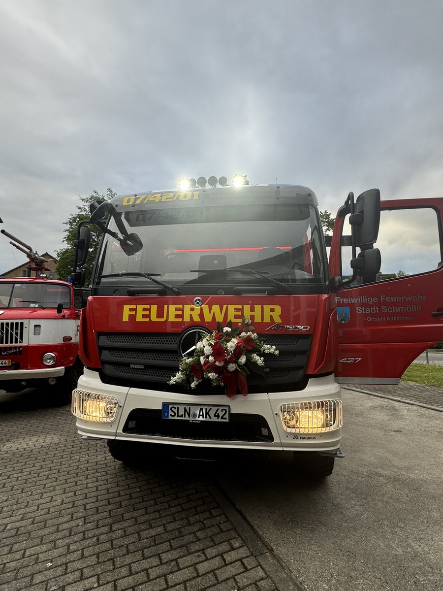 TMIKThueringen's tweet image. Innenminister @GeorgMaier8 war gestern Abend zu Gast im Ortsteil #Altkirchen der Stadt #Schmölln und übergab feierlich ein neues #LF10 an die Freiwillige #Feuerwehr Altkirchen. 🚒 Das Fahrzeug wurde von der Landesregierung mit 85.000 Euro gefördert. 💰