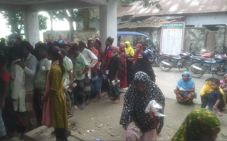 টাঙ্গাইলে ভিজিএফের চাল বিতরণ