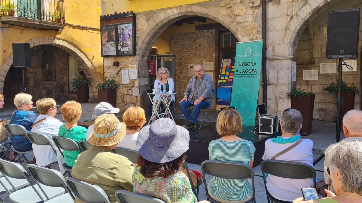 Quina sorpresa més agradable! Debats de #filosofia en plena Plaça de la Vila de <a href="/torroella/">torroella</a> de  Montgrí.