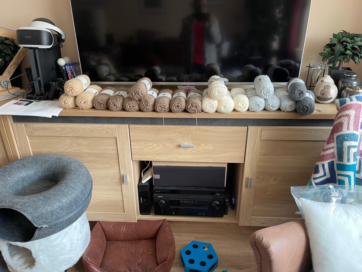 Poebie2404's tweet image. Het hoort zomer te zijn, maar helaas. Wel samen met mijn bestie gisteren naar het #Inspiratiecemtrum van #Wolplein in #Zaltbommel geweest en daar alvast een deken en een kussen om te haken gescoord, voor aankomende kerst.Gezien de operatie weet ik niet hoe snel ik ga zijn