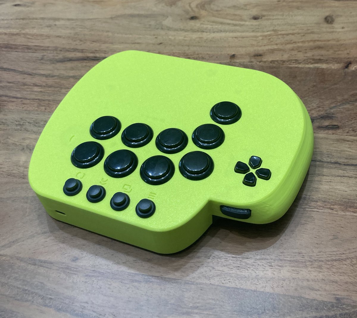 折りたたみ出来るアケコンを販売するHING3DBOXからパッドアケコンの