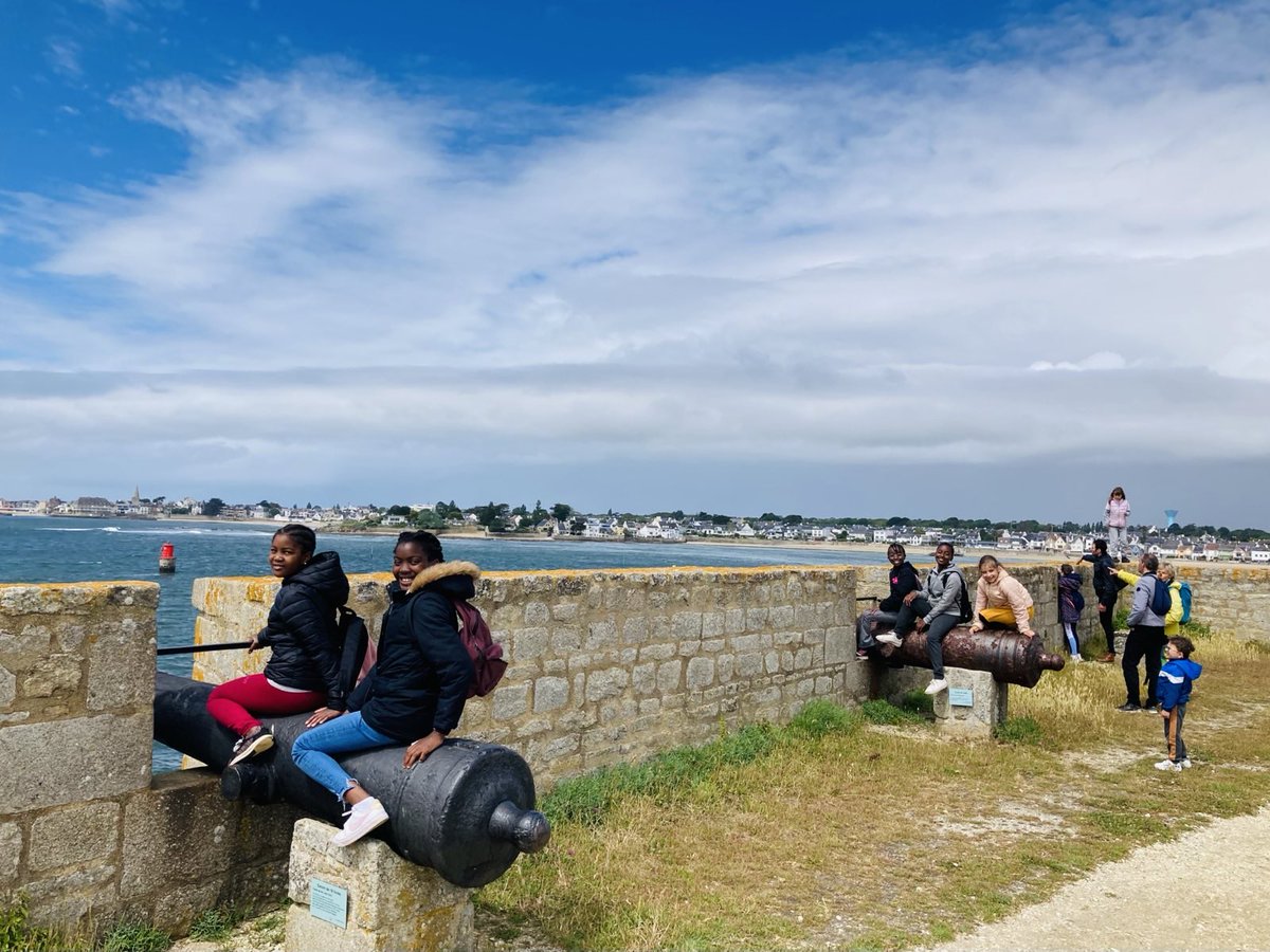 Sortie familiale de l'école, direction la citadelle de Port-Louis. Visite du musée, des remparts et pique-nique convivial.
#REP
#sortiefamilaleécole
