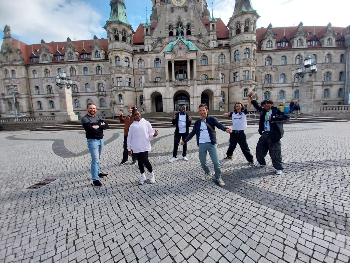 L équipe du collège concourt en ce moment même pour conserver le titre de championne d'Europe à la robocup junior. Elle est déjà championne de France. Le niveau est élevé, l'incertitude grande, la détermination et le plaisir de concourir et de relever le défi au rendez-vous.
