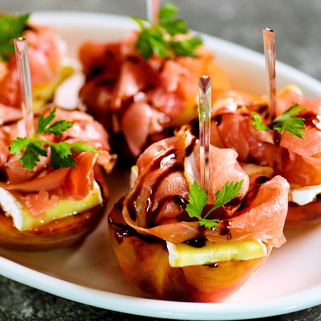 shopevoo's tweet image. You’ve got to try these Grilled Peach Prosciutto &amp;amp; Brie Bites! They’re sweet, savory, and absolutely gourmet with a balsamic drizzle on top. Perfect for any party or just treating yourself. Trust me, you’ll love them! 🍑🧀🥓 
#GourmetBites #FoodieFavorites #DeliciouslySimple