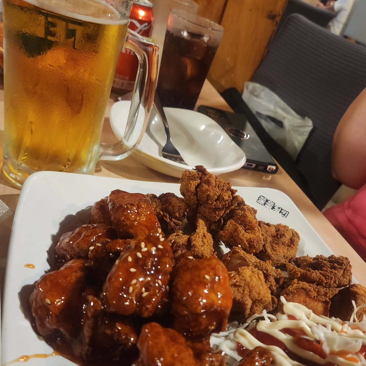celesteavonne's tweet image. I'm about to maekju very jealous 
🍗🍺

#koreanchicken