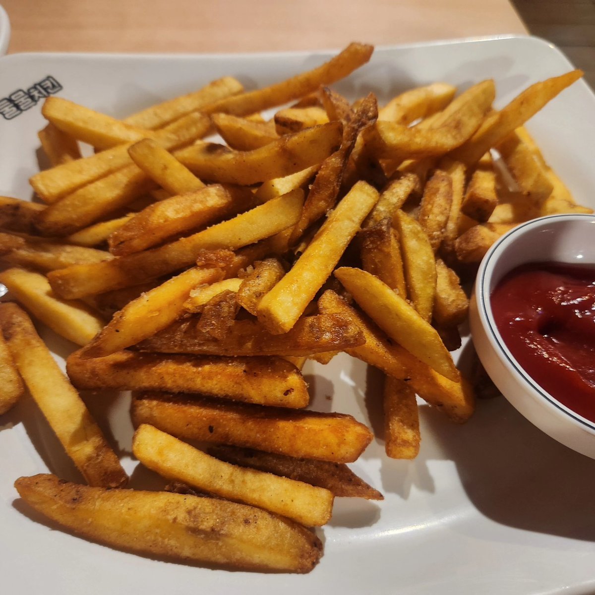 celesteavonne's tweet image. I'm about to maekju very jealous 
🍗🍺

#koreanchicken
