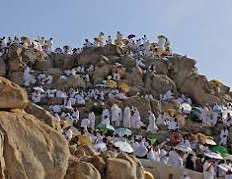 saud7532's tweet photo. عن عائشة رضي الله عنها قالت: إن رسول الله صلى الله عليه وسلم قال: (ما مِن يوم أكثر من أن يعتق الله فيه عبداً من النار من #يوم_Iلتروية عرفة وإنه ليدنو ثم يباهي بهم الملائكة فيقول: ما أراد هؤلاء) رواه مسلم https://t.co/H7DEX8jlt0