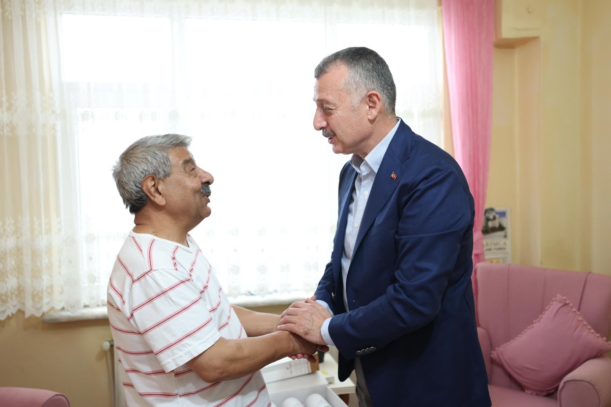 Bayram öncesi şehitlerimizin kıymetli emanetlerini ve saygıdeğer büyüklerimizi ziyaret edip, dualarını alıyoruz. Bu vesileyle, vatanımız için feda-i can eden aziz şehitlerimizi anıyor ve büyüklerimizin ellerinden öpüyorum. Bayramın huzur ve bereket getirmesini temenni ediyorum.