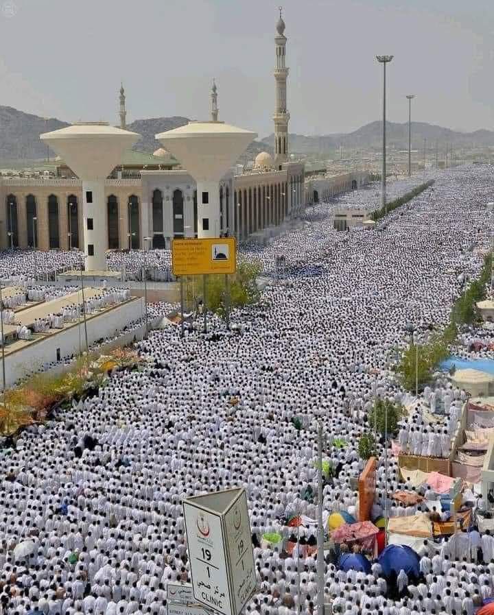 سُبحانه الذي لو سألناه على صعيدٍ واحد وأعطى كل منّا مسألته لم ينقص من ملكه شيء!