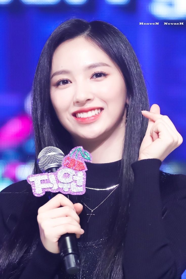 ⠀⠀   ⠀⠀   
⠀⠀ 
“Selamat malam, teman-teman Royal Raj! Apa kabar semuanya?” Gadis itu melangkahkan kedua kakinya untuk naik ke atas panggung sambil membawa 𝑐𝑢𝑒 𝑐𝑎𝑟𝑑 di tangannya. Pandangannya menyapu ke seluruh penjuru taman. 
⠀⠀   ⠀⠀   
⠀⠀