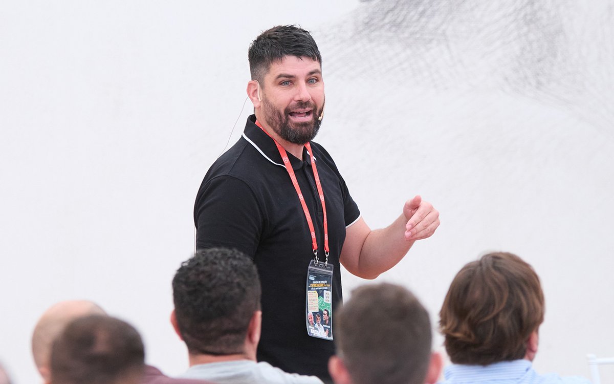 ⚽ | #Entrenadores |

📸Tercera y última ponencia de las 📚Jornadas de Entrenadores a cargo de NICO BOSCH, miembro del staff técnico de Paco López.

Su metodología de trabajo otorga especial importancia a los múltiples factores que influyen en el juego.

#Extremadura💚🤍🖤