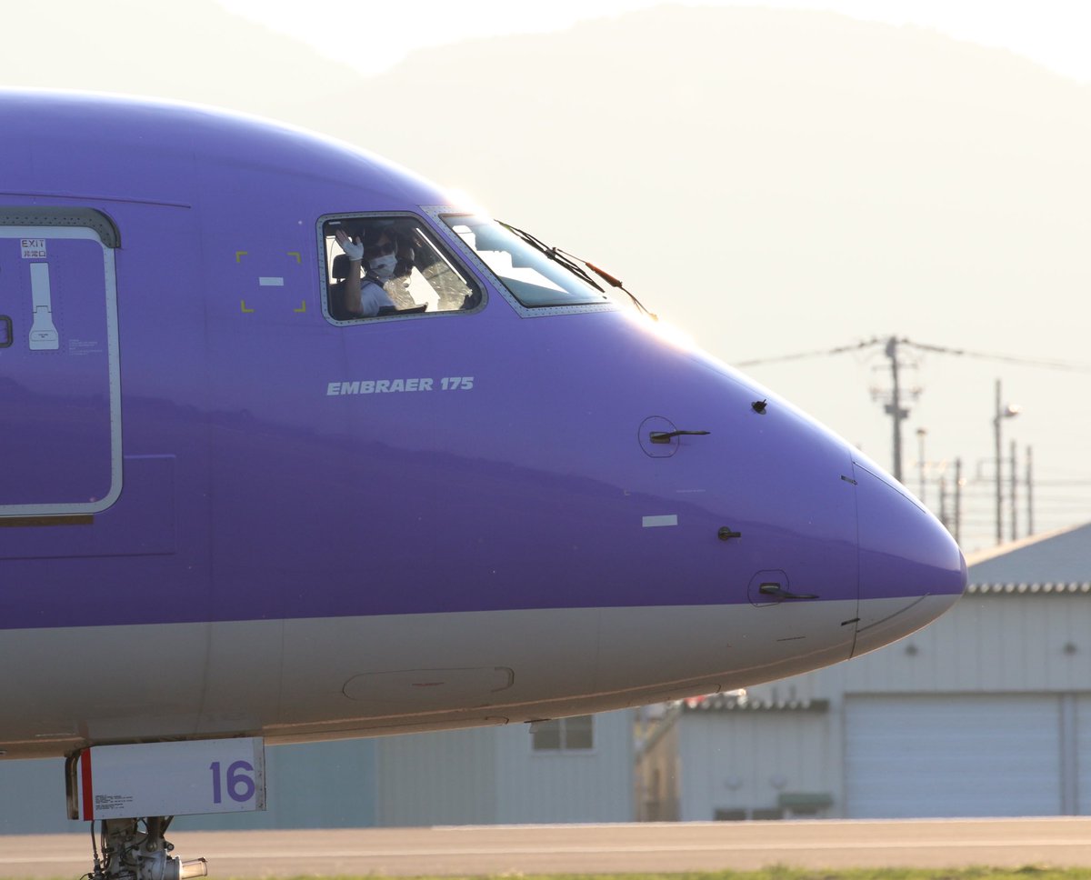m33553355's tweet photo. 久しぶりに空港行ったら、カメラにSDカード入ってなくて焦った🤣
お手振りありがとうございました😊

7DmarkⅡのピントははずさないねぇ！
やっぱレフ機良いなぁ😁

#いわて花巻空港
#7Dmark2 https://t.co/abzo6DAV9c
